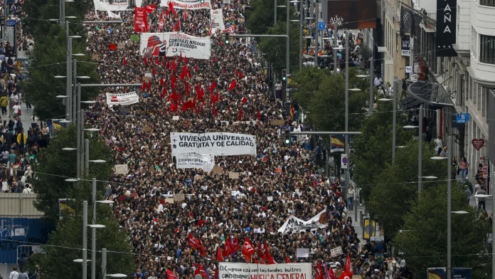 Massive protests erupt across Spain after housing reforms are voted Huge protests in Spain after housing measures defeated