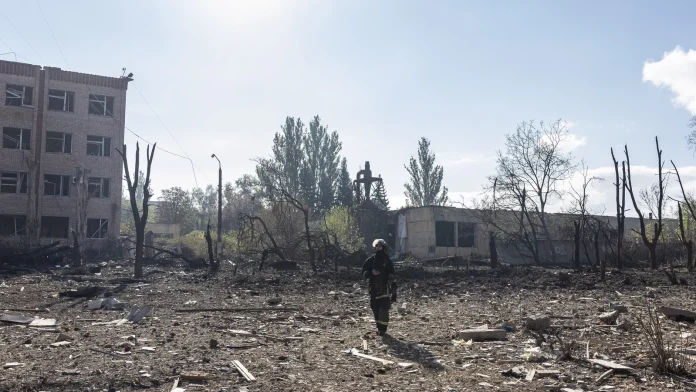 Russian airstrike kills 33 on street in eastern Ukrainian city Russian bomb kills 33 in street in east Ukraine city